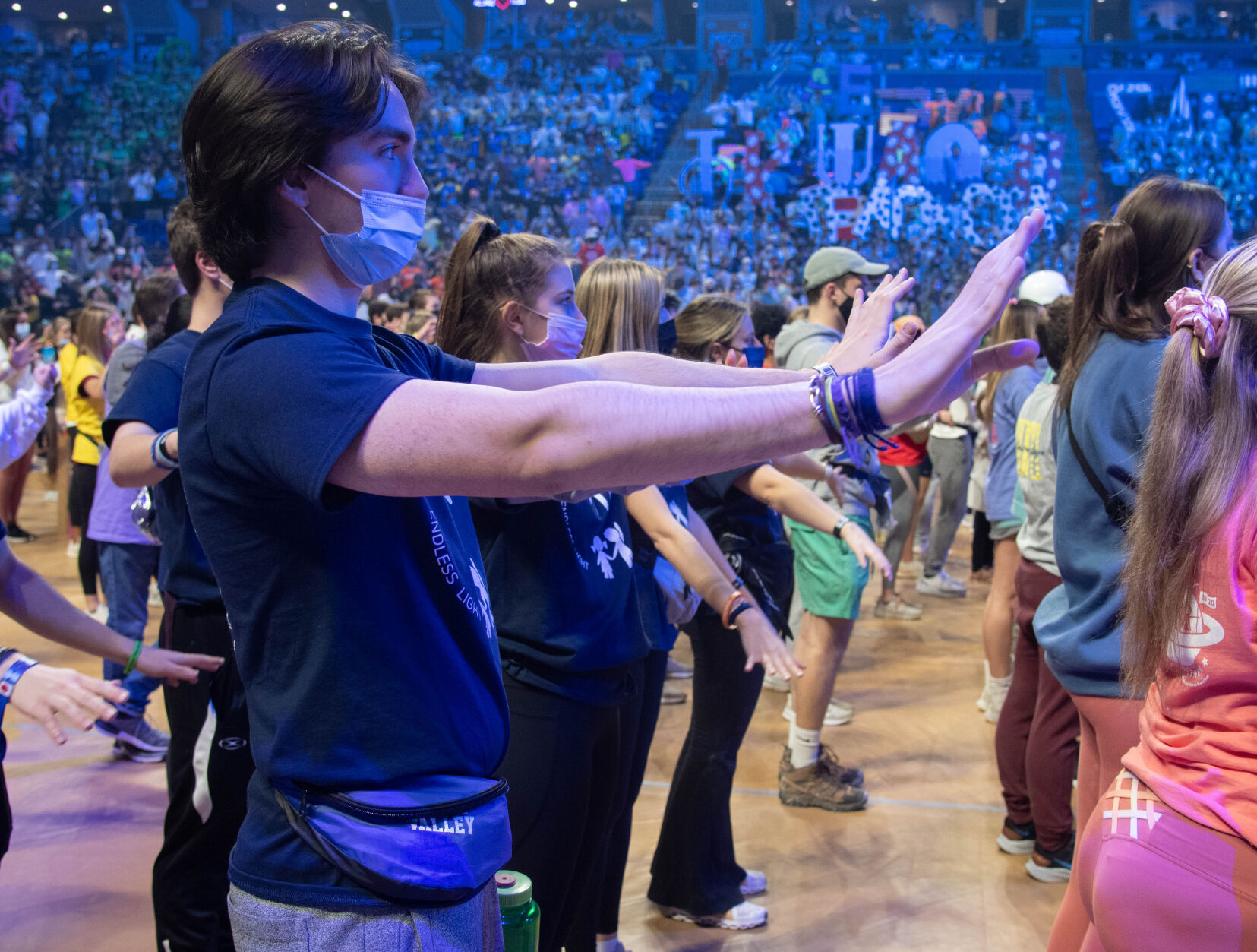 THON 2022, dancers follow the Line Dance